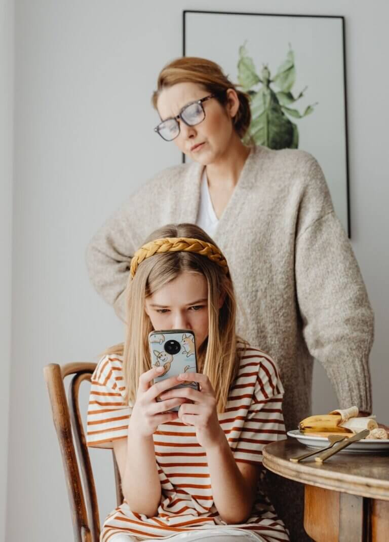 madre con hija adolescente técnicas para mejorar la comunicación, la empatía y la convivencia